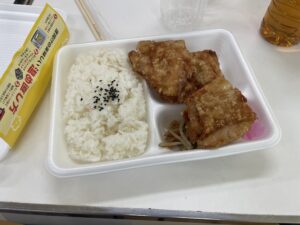 唐揚げ専門店「から助」の唐揚げ弁当。大ぶりの唐揚げが3つ入っている。