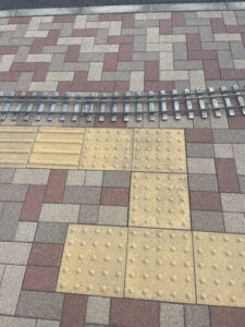 ミニSLの線路を敷いた写真。2024年の写真だが、2025年と同様に、点字ブロックを目印に線路の位置を決めている。